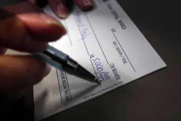 Bilangan cek dalam denominasi dolar Singapura menjunam sekitar 80 peratus, daripada 61 juta pada 2016 kepada kurang 14 juta pada 2023.