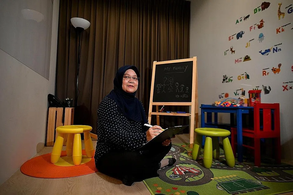 Cik Zahara Mahmood (gambar atas).