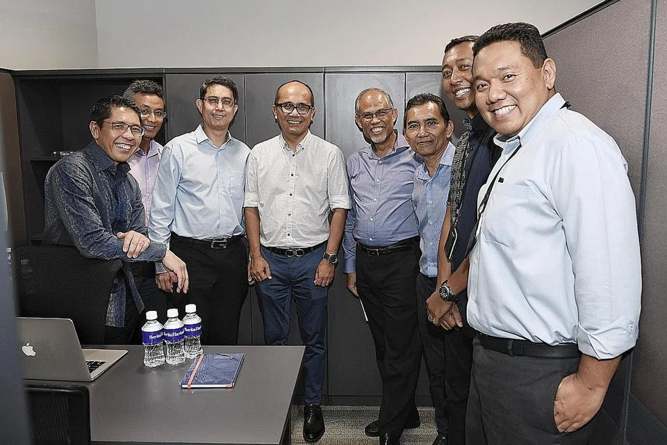 MENDEKATI MASYARAKAT: Dr Maliki (paling kiri); Dr Faishal (tiga dari kiri); Encik Masagos (empat dari kanan); Editor BH/BM Encik Saat A. Rahman (tiga dari kanan); Pengurus Besar WGS, Encik Mulyadi Ahmad (dua dari kanan) bersama kakitangan BH/BM (dari kanan) Encik Chairul Fahmy Hussaini, Encik Mohd Nizam Ismail dan Encik Adli Yashir Kuchit di ruangan Berita Harian di KURNIA@WGS.