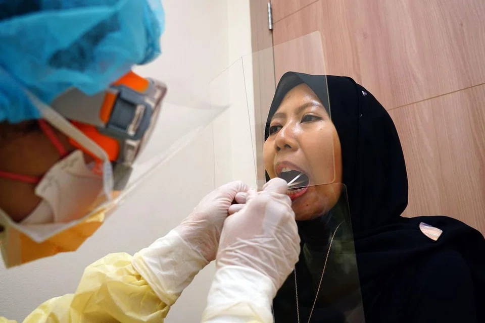 LEBIH PERLINDUNGAN BAGI KAKITANGAN KESIHATAN: Hospital Besar Singapura (SGH) antara lain turut memperkenalkan penggunaan pelindung SG Shield semasa ujian swab bagi melindungi kakitangan kesihatan daripada titisan cecair ekoran batuk mereka yang menjalani ujian. - Foto SGH