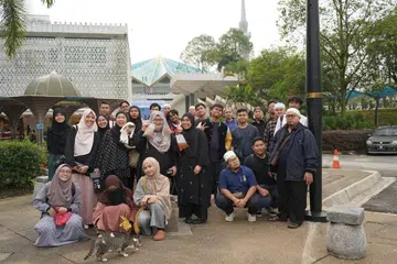 Kumpulan belia dan pegawai masjid dari Singapura bergambar di Masjid Negara, Malaysia. Mereka menyertai lawatan kemanusiaan yang dijalankan oleh masjid District East, atau Daerah Timur.