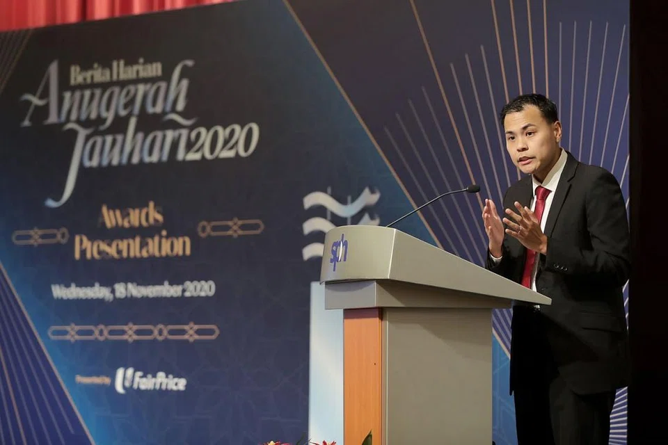 INSPIRASI MASYARAKAT: Penerima Anugerah Jauhari 2020 Timbalan Ketua Pendakwa di Pejabat Peguam Negara (AGC) Encik Mohamed Faizal Mohamed Abdul Kadir memberi ucapannya di majlis penyampaian Anugerah Jauhari 2020 di Auditorium Singapore Press Holdings. - Foto BH oleh GAVIN FOO 