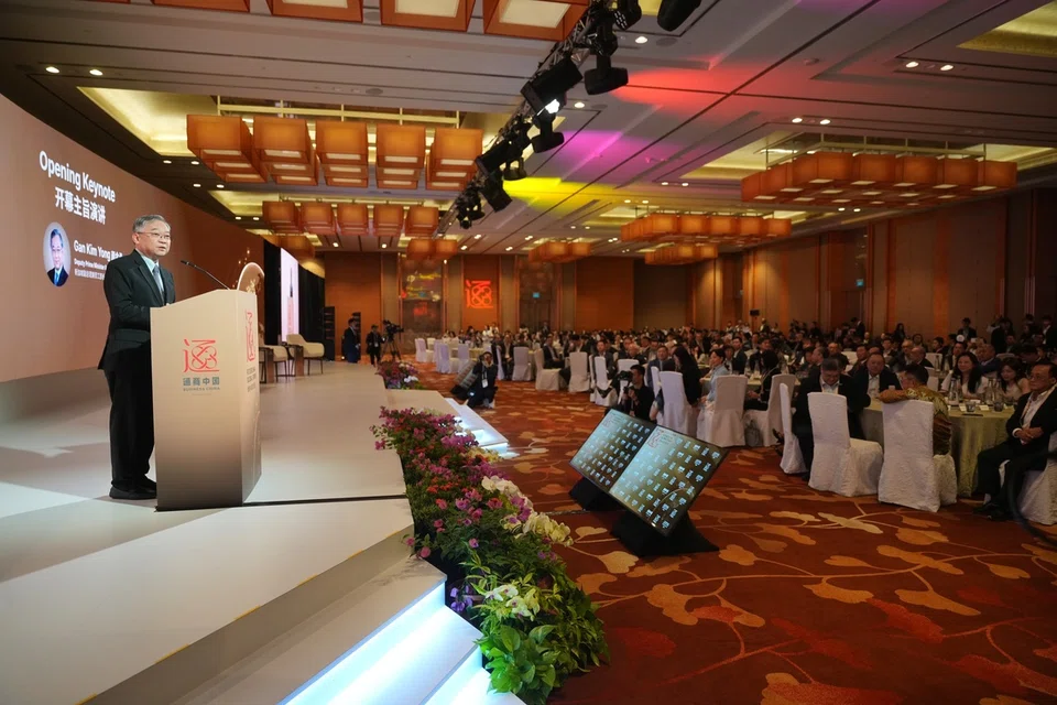 Timbalan Perdana Menteri, Encik Gan Kim Yong, berucap di Forum Global FutureChina 2026 pada 25 September yang berlangsung di Ekspo dan Pusat Konvensyen Marina Bay Sands.
