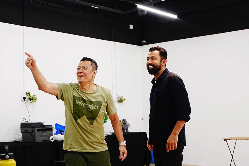 Pada 30 Julai, Berita Harian (BH) berpeluang menemui barisan pelakon lelaki dalam pementasan, ‘Yusof: Portrait of a President’, oleh Teater Ekamatra, dan menelusuri persiapan mereka bagi persembahan yang akan berlangsung di Teater Singtel Waterfront, Esplanade, antara 17 dengan 19 Oktober. Dua pelakon dalam gambar ialah Sani Hussin (kiri) dan Ghafir Akbar.