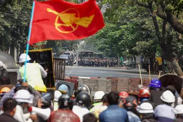 ANTARA RAKYAT DAN JUNTA TENTERA: Pertentangan berdarah di Mandalay, bandar kedua terbesar di Myanmar menyebabkan puluhan maut dan ribuan lain cedera atau ditangkap rejim tentera susulan bantahan meluas di seluruh negara selepas rejim tentera melakukan rampasan kuasa pada 1 Februari lalu. - Foto AFP