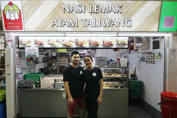 KEMBALI KE GERAI: Sejak kecil, Encik Mohammed Noorman 'membesar' dengan gerai jualan makanan milik bapanya. Kini, beliau bersama isteri Puti Andam Dewi meneruskan warisan tersebut dengan berniaga di gerai Nasi Lemak Ayam Taliwang di Pusat Penjaja Yishun Park. - Foto BH oleh JEREMY KWAN