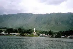 DANAU TOBA: Merupakan danau terbesar gunung berapi di dunia dan berpotensi dibangunkan terus untuk merangsang ekonomi di Utara Sumatera dari segi pelancongan. - Foto fail