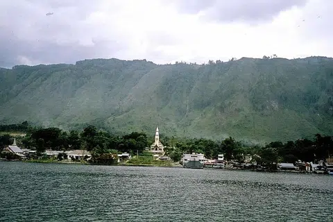 DANAU TOBA: Merupakan danau terbesar gunung berapi di dunia dan berpotensi dibangunkan terus untuk merangsang ekonomi di Utara Sumatera dari segi pelancongan. - Foto fail