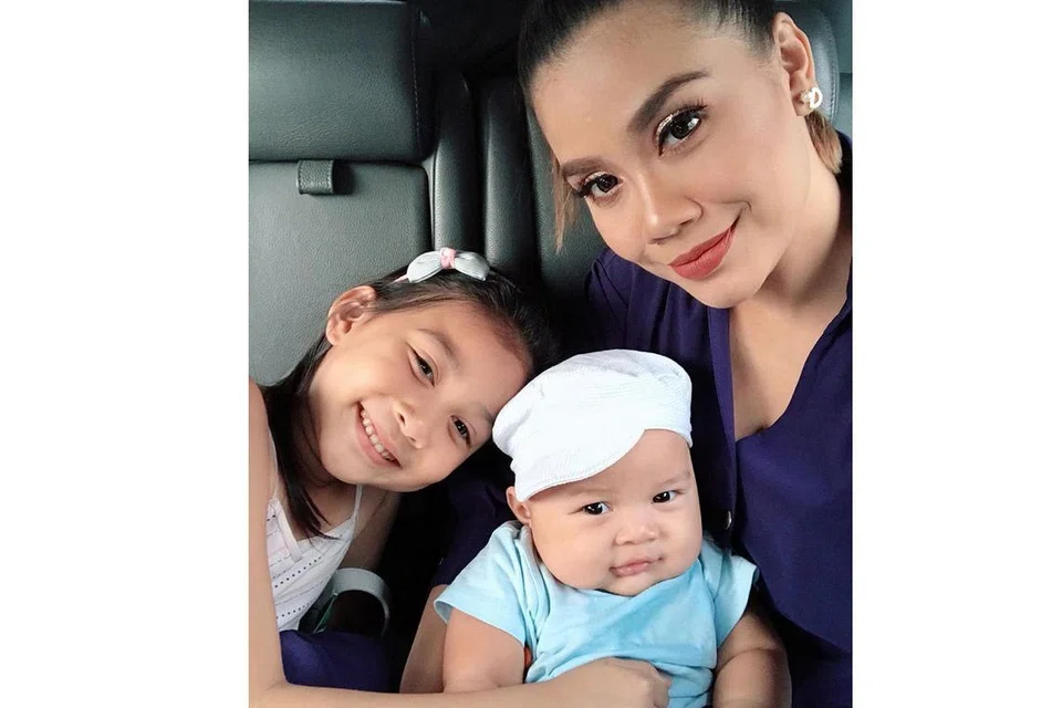 CAHAYA MATA KESAYANGAN: Huda Ali bersama anak keduanya Luke Qalish (di pangkuan) yang lahir Mei lalu dan anak sulungnya Leia Qaseh. - Foto INSTAGRAM HUDA ALI