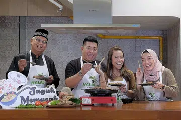 SIRI MEMASAK: Berita Harian telah bergabung dengan Wisma Geylang Serai untuk menghasilkan siri video Jaguh Memasak yang dihoskan wartawan Cik Natasha Mustafa (kanan) dan selebriti Husin Saaban (kiri). - Foto BH oleh GAVIN FOO