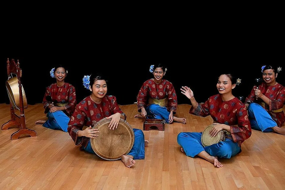 MASIH TERUS PERJUANG SENI: Kumpulan dikir barat belia wanita dari Institiut Pendidikan Teknikal (ITE), Ardwinda, ingin terus memajukan budaya walau keadaan sekarang menyukarkan latihan beramai-ramai. - Foto BH oleh KHALID BABA 