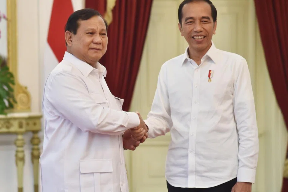 Pesiden yang dipilih, Encik Prabowo Subianto menemui Presiden Joko Widodo dalam foto fail ketika beliau berkunjung ke Istana Merdeka sedang  keputusan Mahkamah Perlembagaan mengesahkan kemenangannya dalam pilihan raya presiden pada Februari lalu.