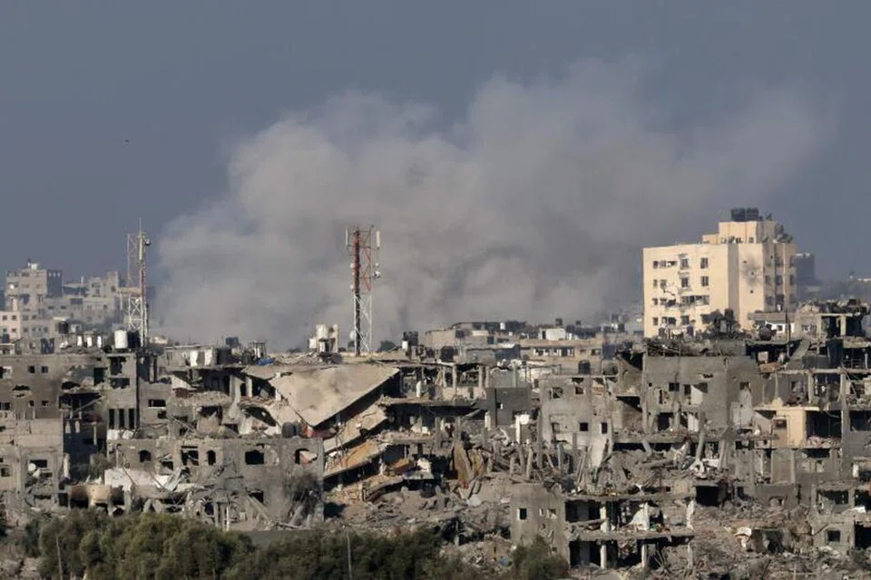 NYAWA TERANCAM: Kepulan asap dilihat semasa pengeboman Israel di Jaluran Gaza pada 30 Oktober. 