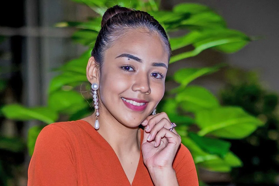 TIDAK GENTAR MENCUBA: Azura Goh yang lebih dikenali sebagai penggesek biola sebelum ini menyahut cabaran berlakon, mengacara dan kini bersiaran di konti Ria 89.7FM selaku deejay bagi menimba pengalaman baru. - Foto BM oleh NUR DIYANA TAHA