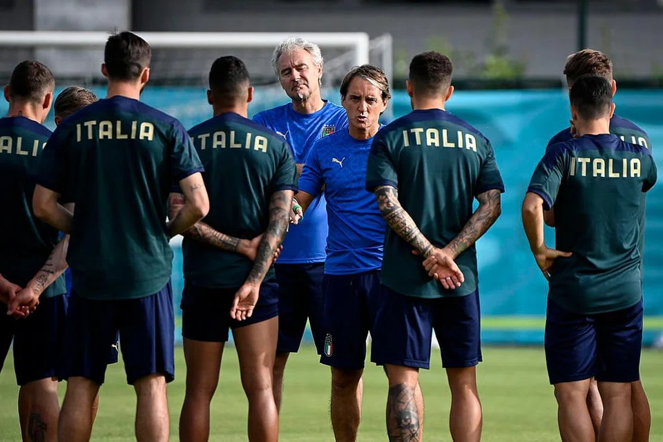 BUAT PERSIAPAN: Pemain Italy (atas) membuat persiapan untuk menentang Austria. ialah tunggak kekuatan Italy, Jorginho. - Foto-foto EPA-EFE, Reuters.