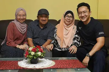 IMPIAN JADI KENYATAAN: Dr Muhammad Fadzil bersama ibu, bapa dan adiknya: Cik Heldawati, Encik Kamarudin Ismail dan Cik Nur Khairunnisa. Melihat bapanya dirawat di hospital selama sebulan disebabkan pendarahan otak mendorong beliau memutuskan menjadi doktor agar dapat merawat orang sakit. - Foto BH oleh KHALID BABA