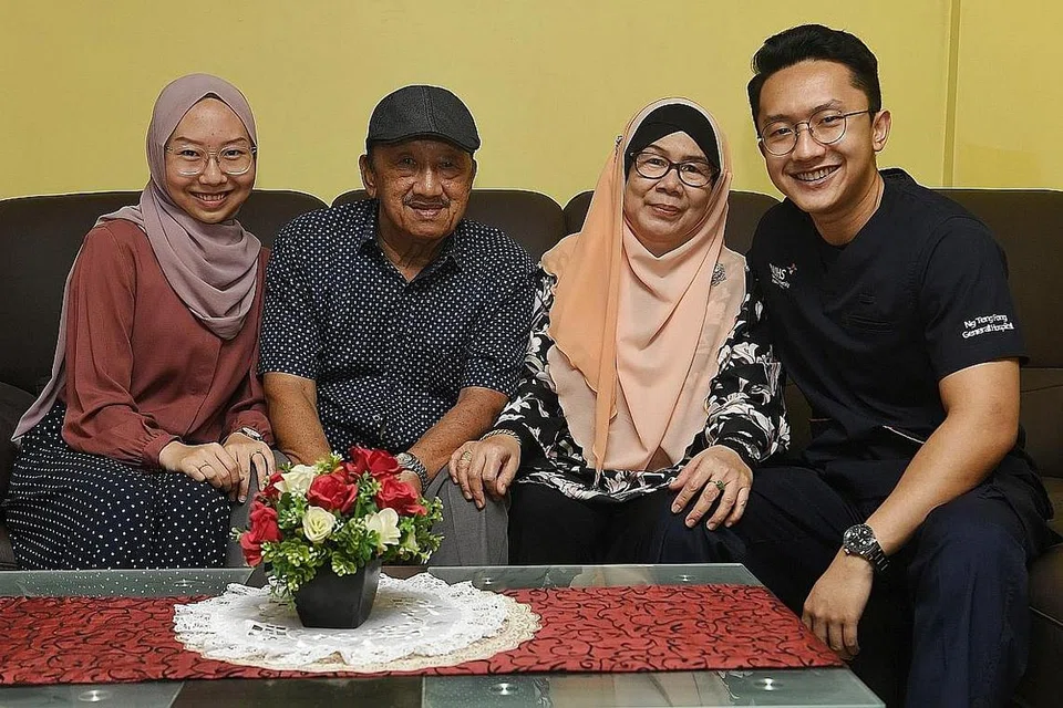 IMPIAN JADI KENYATAAN: Dr Muhammad Fadzil bersama ibu, bapa dan adiknya: Cik Heldawati, Encik Kamarudin Ismail dan Cik Nur Khairunnisa. Melihat bapanya dirawat di hospital selama sebulan disebabkan pendarahan otak mendorong beliau memutuskan menjadi doktor agar dapat merawat orang sakit. - Foto BH oleh KHALID BABA