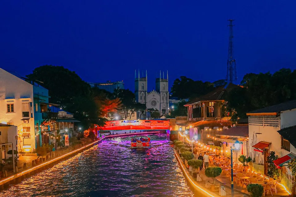 Orang ramai boleh menaiki bot sungai di Melaka untuk bersiar-siar melihat tarikan.