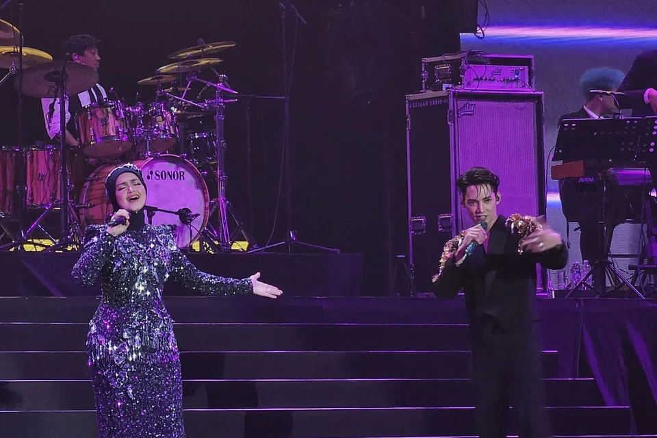 Hael Husaini (kanan) menjadi tetamu istimewa Datuk Seri Siti Nurhaliza, dengan mereka berduet lagu ‘Dirgahayu’, ‘Jampi’ dan ‘Hajat’.