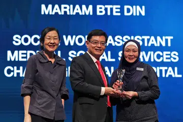 KHIDMAT CEMERLANG DIIKTIRAF: Cik Mariam menerima Anugerah Superstar - Kategori Kesihatan Bersekutu daripada Encik Heng Swee Keat dalam majlis penyampaian Anugerah Khidmat Bermutu Kesihatan Singapura (SHQSA) semalam. - Foto BH oleh KELVIN CHNG