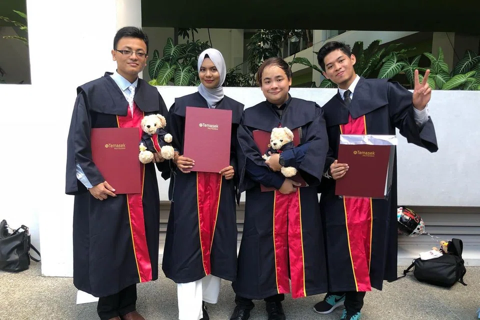 Encik Muhammad Aidil Norshaid (paling kiri) menggalakkan pelajar agar memohon Subsidi Yuran Tuisyen Pengajian Tinggi (TTFS) bagi memperoleh manfaat daripada subsidi pendidikan tersebut, khususnya bagi mereka yang ingin melanjutkan pelajaran ke institusi pengajian tinggi. Encik Aidil bergambar bersama rakan sekelas semasa Majlis Pengijazahan Politeknik Temasek pada 2018.