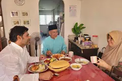 MESRA SEPERTI ANAK-BERANAK: Encik Nowshad Basha menganggap tuan rumahnya,  Encik Mohamed Sokhaimi, dan isterinya, Cik Siti Normah Sidik, macam ibu bapanya sendiri. Mereka membuat persiapan dan menyambut Hari Raya Haji bersama.