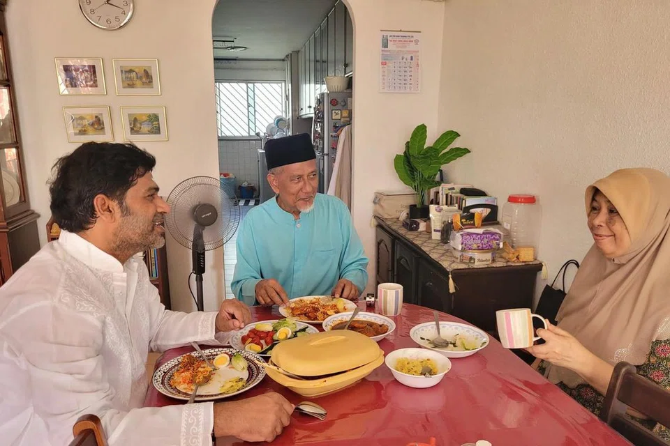 MESRA SEPERTI ANAK-BERANAK: Encik Nowshad Basha menganggap tuan rumahnya,  Encik Mohamed Sokhaimi, dan isterinya, Cik Siti Normah Sidik, macam ibu bapanya sendiri. Mereka membuat persiapan dan menyambut Hari Raya Haji bersama.