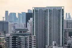 Penjualan lebih perlahan tersebut disebabkan oleh kurangnya pelancaran projek kediaman baru yang popular dalam pasaran umum, di samping sentimen pembeli yang lebih berhati-hati, akibat isu berkaitan perdagangan.