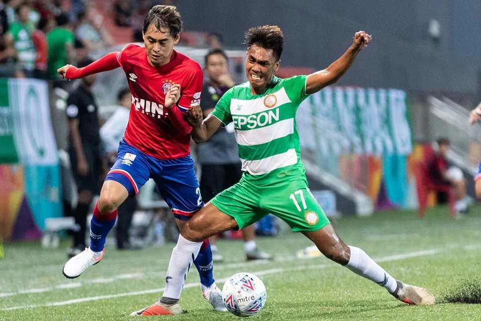 DUA PERUBAHAN HIASI SKUAD SINGA: Firdaus (kanan) antara dua pemain yang dipanggil dalam skuad pasukan Singa yang bakal menentang Arab Saudi dan Uzbekistan dalam pusingan kedua Kelayakan Piala Dunia Qatar 2022 dan Piala Asia AFC China 2023 bulan depan. - Foto SINGAPORE PREMIER LEAGUE