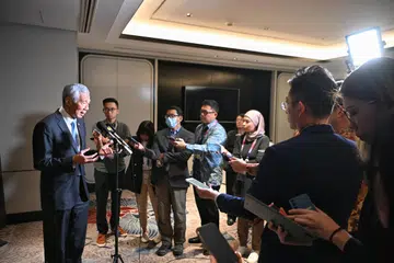 EKONOMI ASEAN ‘CERAH’: Perdana Menteri Lee Hsien Loong berkata ekonomi Asean cerah dan akan tumbuh disokong ekonomi sumber semula jadi. 