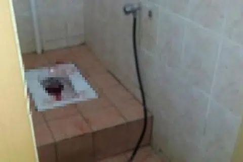 DITEMUI MATI: Mayat bayi berlumuran darah ditemui seorang kakitangan institusi pengajian tinggi yang mahu menggunakan tandas. Beliau kemudian menghubungi pihak berkuasa. - Foto NST