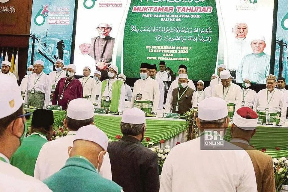 KONGRES TAHUNAN: Datuk Abdul Hadi Awang (menghadap hadirin, barisan depan, empat dari kiri) menggalak anggota parti PAS supaya menyokong Umno dan PPBM, terutama sekali menjelang Pilihan Raya Umum (PRU) ke-15 yang masih belum ditentukan tarikhnya. - Foto NSTP