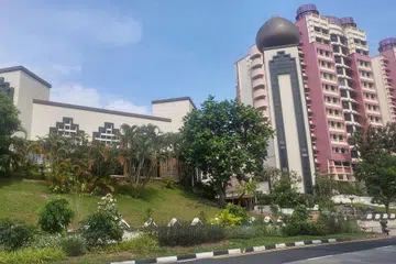BAKAL DIPERTINGKAT: Terletak di Yishun Avenue 2, Masjid Darul Makmur yang dirasmikan pada 1987 ini akan menjalani peningkatan pada hujung tahun, termasuk pembinaan lif. - Foto MASJID DARUL MAKMUR