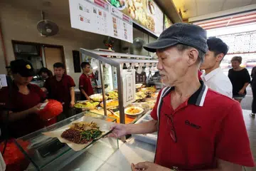 TAWARAN LEBIH SIHAT: Menu lebih sihat bakal ditawarkan di kantin NTWU bermula Februari tahun depan. 