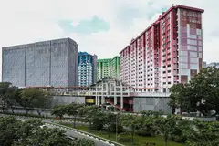 BERI LALUAN: Empat blok di estet perumahan awam Rochor akan dirobohkan tingkat demi tingkat menggunakan mesin, bermula dari tingkat atas. - Foto fail