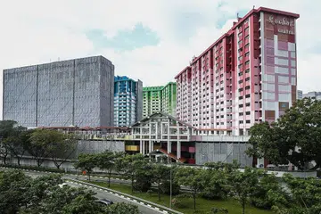 BERI LALUAN: Empat blok di estet perumahan awam Rochor akan dirobohkan tingkat demi tingkat menggunakan mesin, bermula dari tingkat atas. - Foto fail