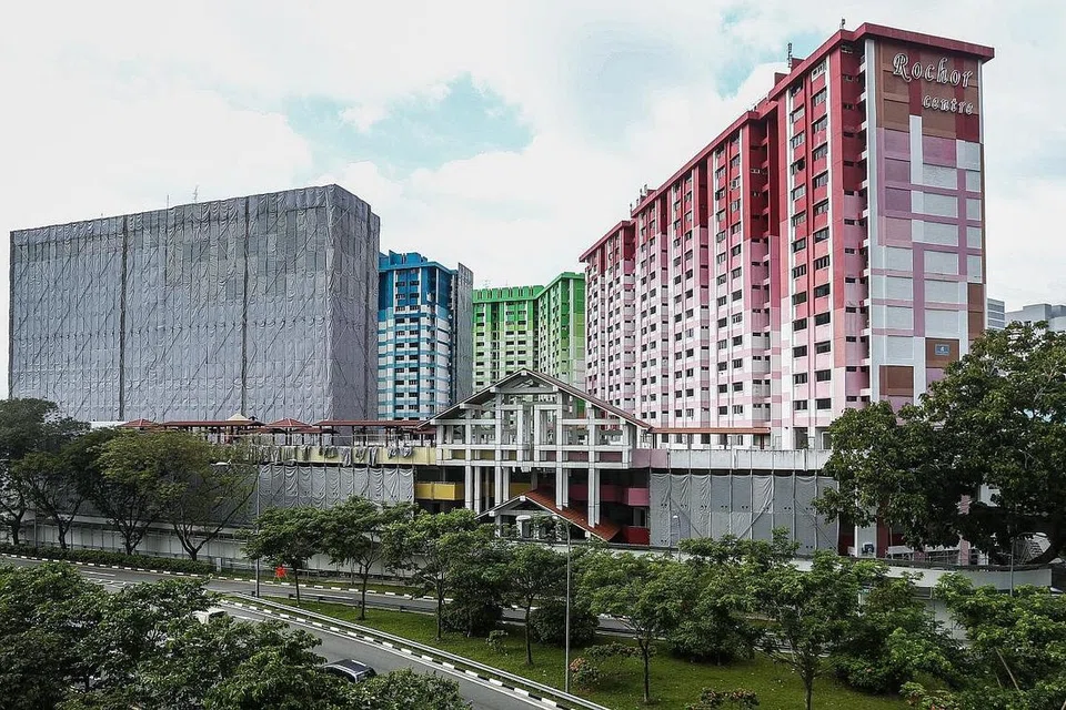 BERI LALUAN: Empat blok di estet perumahan awam Rochor akan dirobohkan tingkat demi tingkat menggunakan mesin, bermula dari tingkat atas. - Foto fail