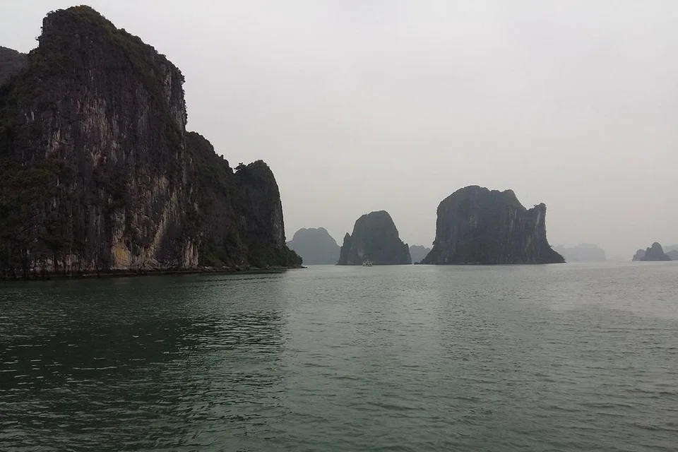 INDAH TIDAK TERPERI: Antara pulau batu di Ha Long Bay yang memukau.