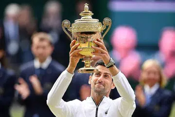 BINTANG TERUS BERSINAR: Walaupun baru memenangi kejohanan Grand Slam yang ke-16 buat dirinya, Djokovic mahu terus bersaing untuk menandingi Federer dan Nadal dalam menjadi pemain terunggul kejohanan itu. - Foto AFP