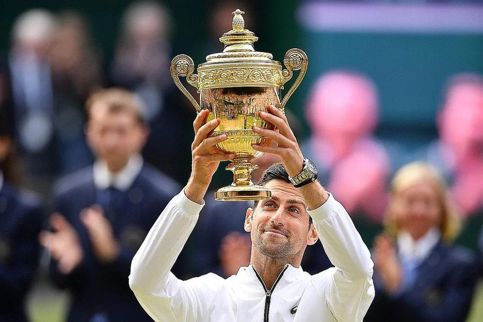 BINTANG TERUS BERSINAR: Walaupun baru memenangi kejohanan Grand Slam yang ke-16 buat dirinya, Djokovic mahu terus bersaing untuk menandingi Federer dan Nadal dalam menjadi pemain terunggul kejohanan itu. - Foto AFP