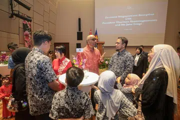 Presiden Tharman Shanmugaratnam (tengah) menyantuni Pengasas dan Ketua Pegawai Eksekutif Kowabunga! Global, Encik Muhammad Taufiq Yahya, dan keluarganya dalam majlis jamuan di Suruhanjaya Tinggi Singapura di Kuala Lumpur, Malaysia pada 13 Julai.