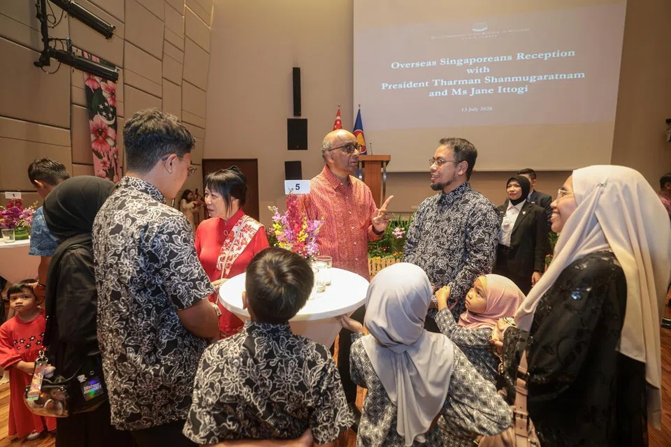 Presiden Tharman Shanmugaratnam (tengah) menyantuni Pengasas dan Ketua Pegawai Eksekutif Kowabunga! Global, Encik Muhammad Taufiq Yahya, dan keluarganya dalam majlis jamuan di Suruhanjaya Tinggi Singapura di Kuala Lumpur, Malaysia pada 13 Julai.