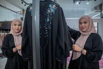 Pengasas Mayfifth.sg, Cik Marziani Mohd Jalil, 39 tahun, mula melakukan jualan secara ‘live’ pada 2021.