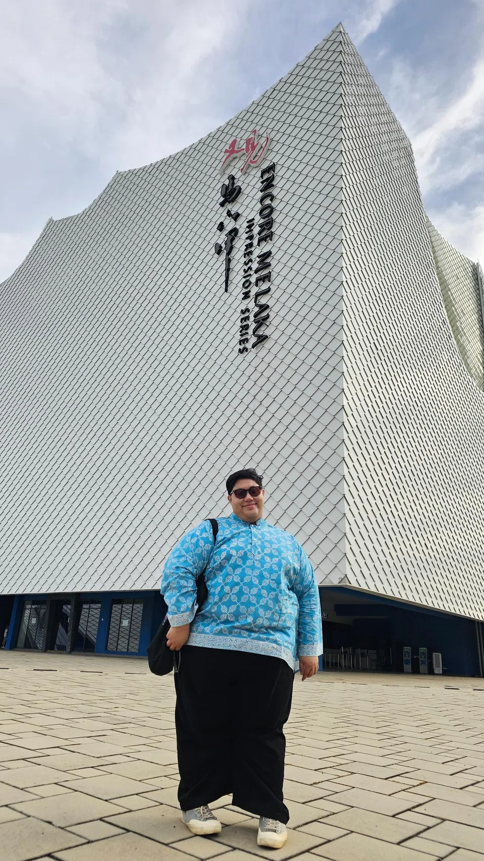 Penulis, di luar bangunan Encore Melaka yang merupakan teater dengan pentas yang boleh berputar 360 darjah dan menawarkan pengalaman menarik. 
