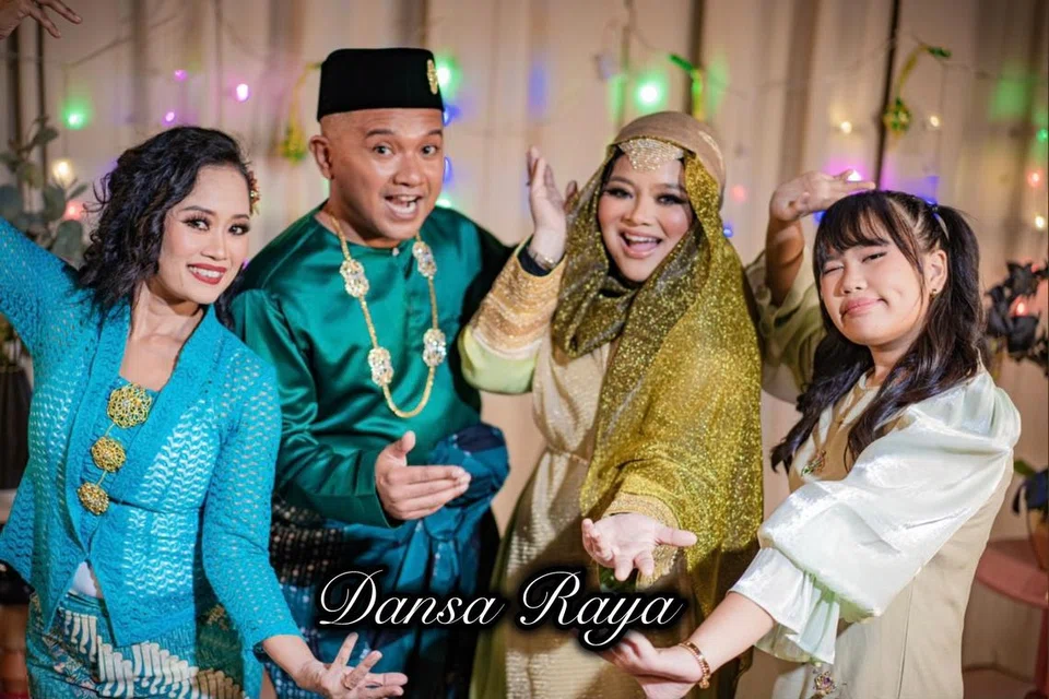 (Dari kiri) Yani Abdul Talib, Ewan Rashid, Diana Nazyra dan Arissa Zara, mengetepikan perbezaan dan bersandarkan keinginan mengetengahkan semangat perayaan untuk menghasilkan lagu, ‘Dansa Raya’.