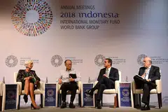 KONGSI PANDANGAN: (Dari kiri) Pengarah urusan IMF Christine Lagarde, presiden Bank Dunia Jim Yong Kim, pengarah agung Pertubuhan Perdagangan Dunia (WTO) Roberto Azevedo dan setiausaha agung Pertubuhan bagi Kerjasama Ekonomi dan Pembangunan (OECD) Angel Gurria, menghadiri sidang pembukaan perusahaan sempena mesyuarat tahunan IMF-Bank Dunia di Nusa Dua, Bali, semalam. - Foto AFP