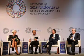 KONGSI PANDANGAN: (Dari kiri) Pengarah urusan IMF Christine Lagarde, presiden Bank Dunia Jim Yong Kim, pengarah agung Pertubuhan Perdagangan Dunia (WTO) Roberto Azevedo dan setiausaha agung Pertubuhan bagi Kerjasama Ekonomi dan Pembangunan (OECD) Angel Gurria, menghadiri sidang pembukaan perusahaan sempena mesyuarat tahunan IMF-Bank Dunia di Nusa Dua, Bali, semalam. - Foto AFP