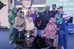 MINAT DENGAN USAHANITA: Fatimah Mohsin (dua dari kiri) beramah mesra dengan beberapa peserta yang hadir dalam Sesi Perkongsian Niaga BH termasuk Cik Haliza (di kiri Fatimah Mohsin). - Foto BH oleh IQBAL FAIZAL