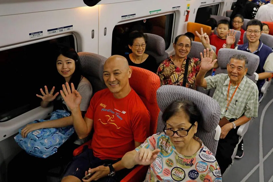 WAJAH-WAJAH TERUJA: Penumpang rata-rata gembira dengan perkhidmatan yang memudahkan perjalanan mereka dari Hongkong ke China. - Foto AFP