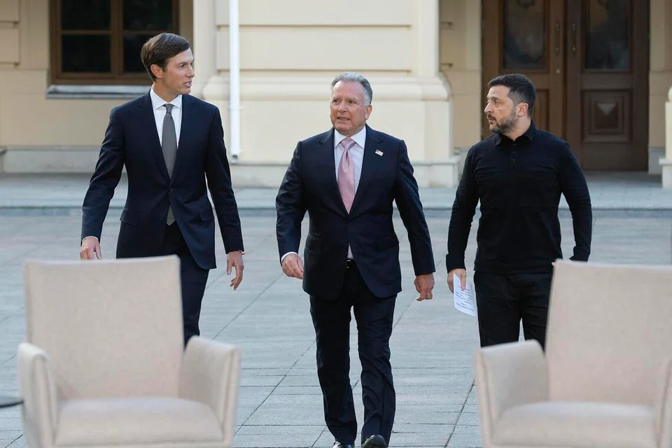 Presiden Ukraine, Encik Volodymyr Zelensky (kanan), bersama Utusan Khas Amerika bagi Keamanan, Encik Steve Witkoff (tengah) dan Encik Jared Kushner, pada sidang media bersama di Istana Mariinsky, Kyiv, pada 6 September 2026. Kedua-dua utusan Amerika tiba di Kyiv untuk mengadakan rundingan mengenai usaha menamatkan perang Russia-Ukraine, sehari selepas bertemu Presiden Russia, Encik Vladimir Putin, di Moscow.